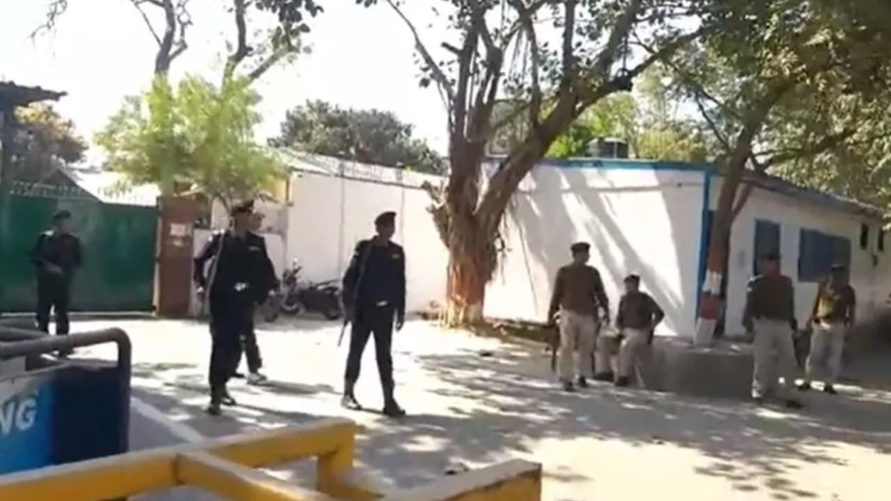 Land For Job Scam क्या है? CBI के जाल में 
अपने परिवार संग कैसे फंसे लालू यादव, जानिए पूरा मामला