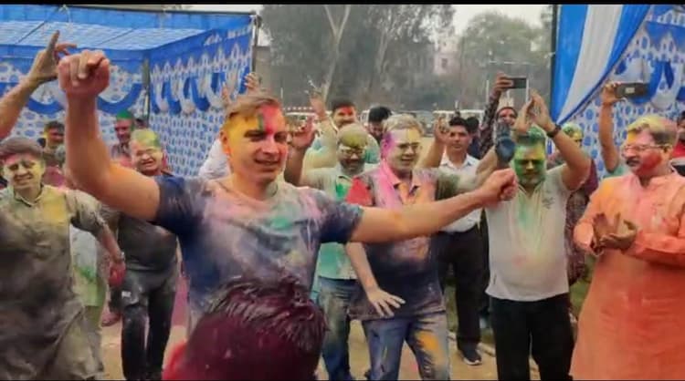 UP News: आगरा पुलिस की होली में कमिश्नर डीएम का हुड़दंग, जूनियरों के साथ रंग से सराबोर होकर निभायी परंपरा