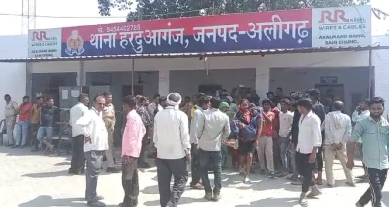 UP News : होलिका दहन को लेकर अलीगढ. में जातीय संघर्ष, 11 लोग घायल, दलितों ने थाना घेरा, पुलिस पर गंभीर आरोप