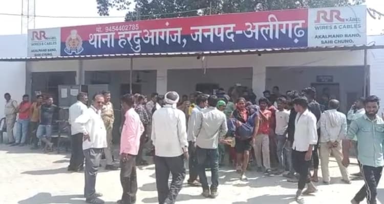 UP News : होलिका दहन को लेकर अलीगढ. में जातीय संघर्ष, 11 लोग घायल, दलितों ने थाना घेरा, पुलिस पर गंभीर आरोप