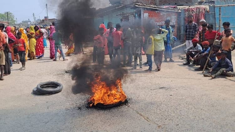 बिहारः सीतामढ़ी के मेजरगंज में सड़क हादसे में जख्मी महिला की मौत, आक्रोशित परिजनों का सड़क पर हंगामा...
