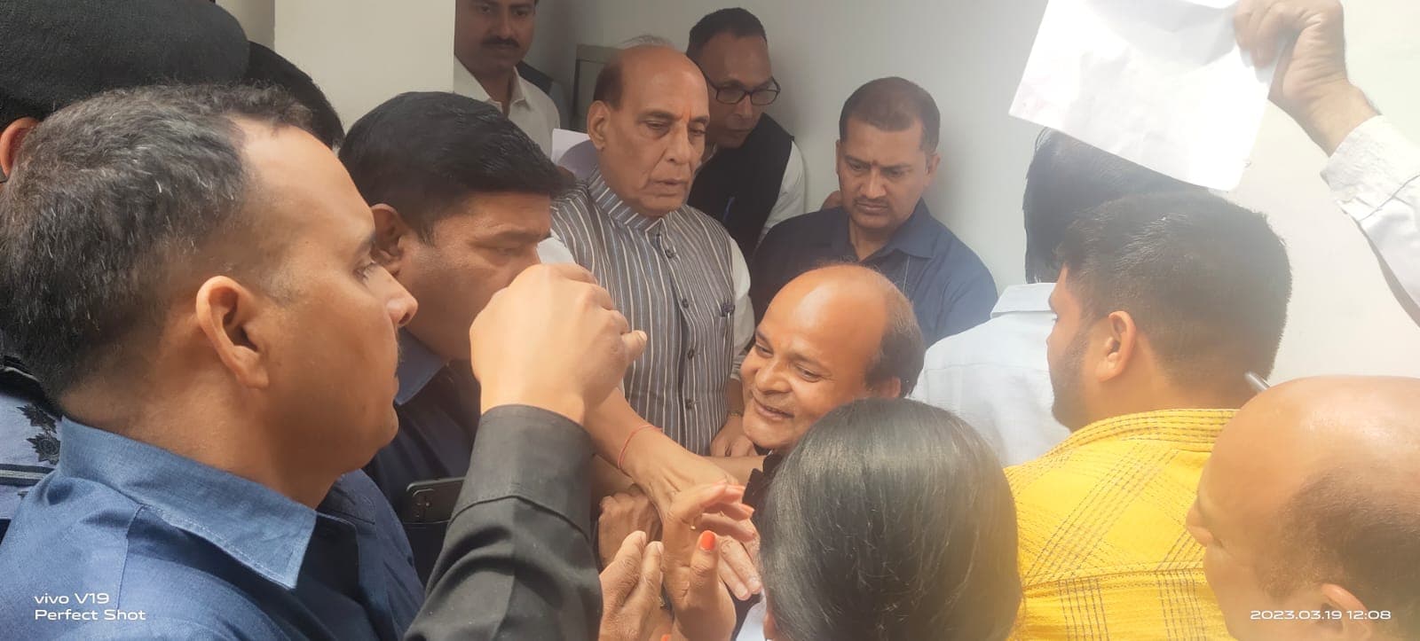 UP NEWS : रक्षा मंत्री तक पहुंची लखनऊ के इंदिरानगर की समस्याएं, आवासीय महासमिति ने राजनाथ सिंह को दिया ज्ञापन