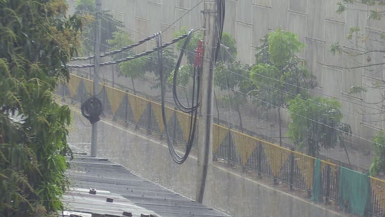 Uttar Pradesh Weather Forecast: लखनऊ समेत यूपी के इन जिलों में येलो और ऑरेंज अलर्ट जारी, ओले गिरने की संभावना