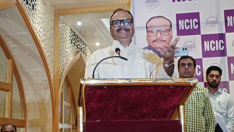 यूपी डिप्टी सीएम बृजेश पाठक एक दिवसीय दौरे पर आगरा पहुंचे, जिला अस्पताल का किया निरीक्षण, सपा पर साधा निशाना