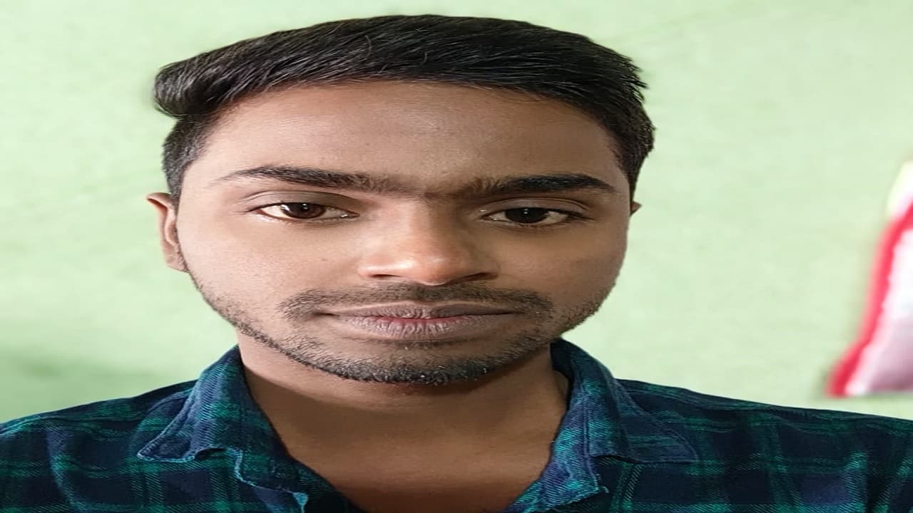 Bihar Board 12th Topper: ऑटो ड्राइवर का बेटा बना सेकेंड टॉपर, जानें मैट्रिक में कितना प्रतिशत मिला था नंबर...