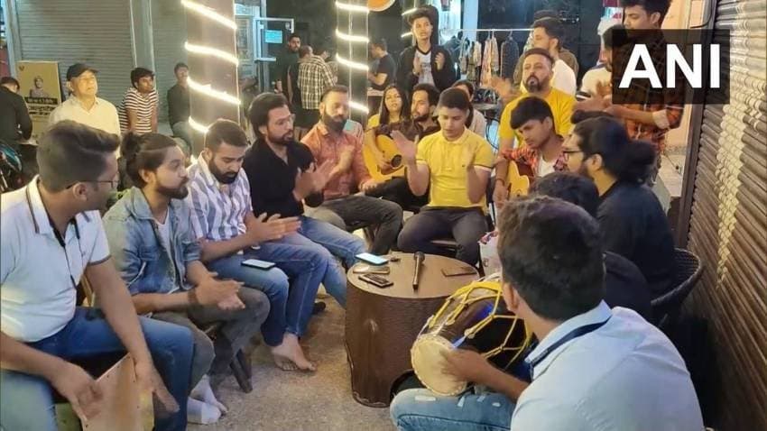 Video : कैफे के बाहर हनुमान चालीसा का पाठ कर रहे युवा, वीडियो वायरल होने पर ऐसी है यूजर्स की प्रतिक्रिया