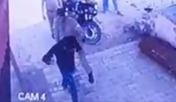 पत्नी ने घर से निकाला तो कारोबारी दुकान में सोया, वहां भी पहुंच गयी पुलिस, कमिश्नर को निलंबित करने पड़े सिपाही