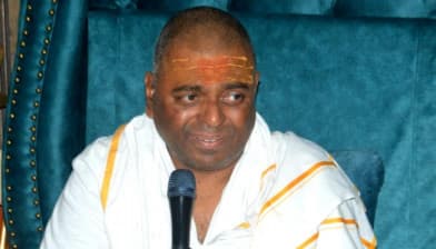 UP News : ब्लैंक चेक लेकर करौली सरकार के आश्रम पहुंच गये सरकारी वकील , बाबा ने अतीक को लेकर कह दी बड़ी बात