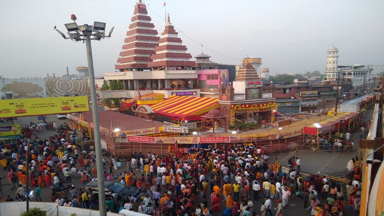 रामनवमी पर पटना के महावीर मंदिर में उमड़ी भक्तों की भीड़, रात दो बजे खुले पट, ड्रोन से होगी फूल की बारिश
