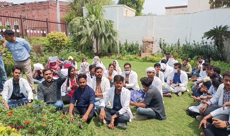 रिजल्ट को लेकर डीबीआरएयू  कुलपति कार्यालय घेरा, बीएएमएस के छात्र-छात्राओं का प्रदर्शन,  विवि के खिलाफ नारेबाजी