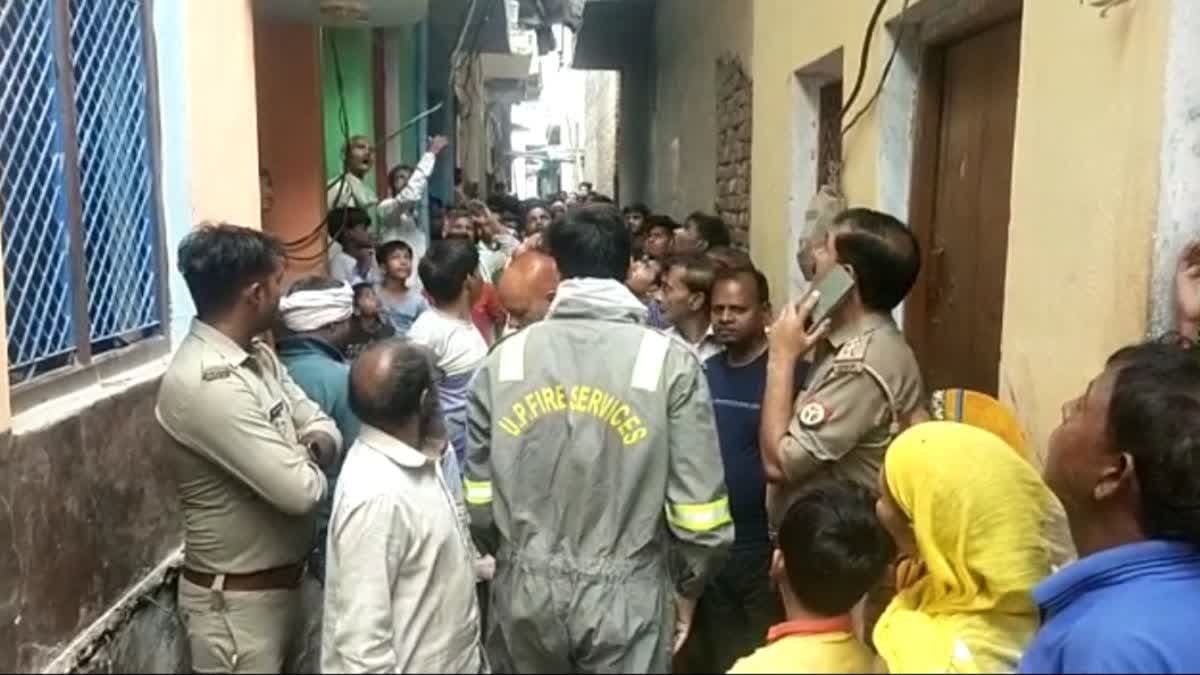 UP News : फिरोजाबाद में प्रसाद बनाते समय सिलेंडर लीक हुआ, घर में लगी आग,  जानिये देर से क्यों पहुंची दमकल