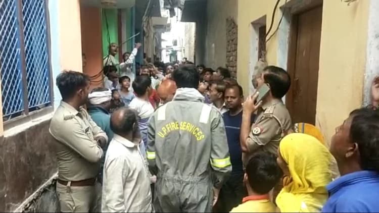 UP News : फिरोजाबाद में प्रसाद बनाते समय सिलेंडर लीक हुआ, घर में लगी आग,  जानिये देर से क्यों पहुंची दमकल