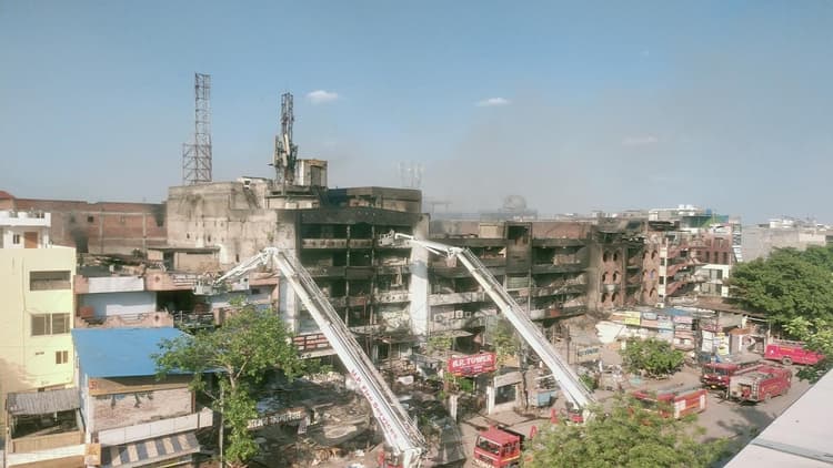 कानपुर अग्निकांड के पीड़ितों को बिजली विभाग ने दी राहत, कारोबार शुरू होने तक नहीं देना होगा बिल
