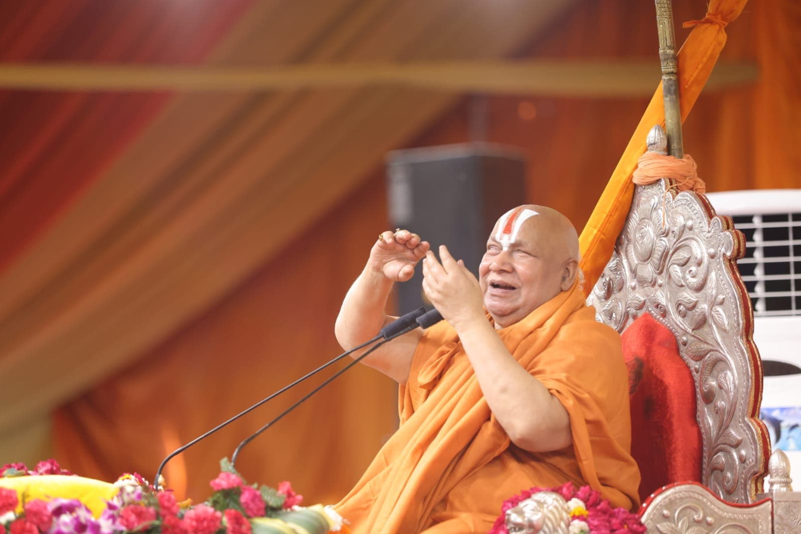 पीएम मोदी ने जहां की सभा, वहां भाजपा सांसद ने करायी राम कथा, स्वामी रामभद्राचार्य ने मांग लिया ' सीता बाजार '