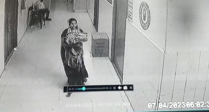 UP News : एम्बुलेंस में पैदा हुई बच्ची सरकारी अस्पताल से हो गयी चोरी, बच्ची को ले जाती महिला CCTV में कैद