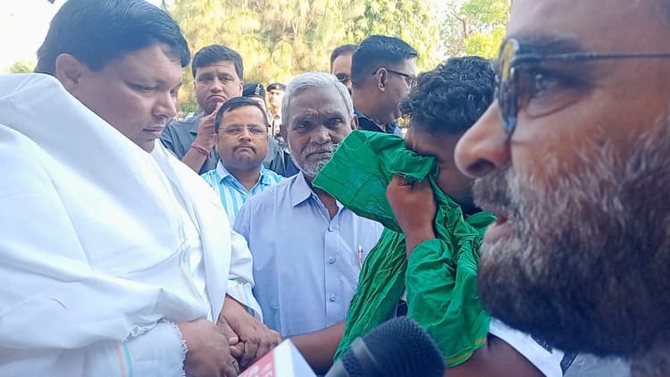 मंत्री बादल पत्रलेख से मिलते ही रोने लगा जगरनाथ महतो का छोटा बेटा, कहा उस रात अचानक बिगड़ी थी तबीयत