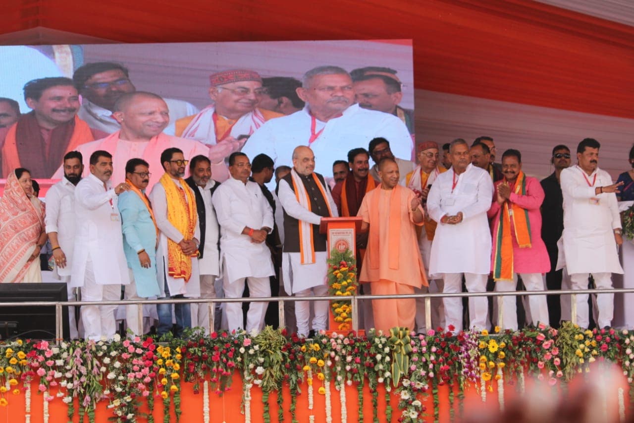 देश का लोकतंत्र नहीं.. खतरे में है वंशवाद, कौशांबी में गरजे अमित शाह, राहुल गांधी और SP पर साधा निशाना