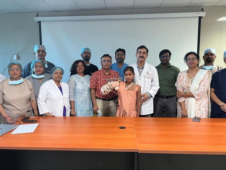 UP News : एसजीपीजीआई के डाक्टरों ने जोड़ दिया बच्ची का कंधा से अलग हुआ हाथ, चार घंटे चला जटिल आपरेशन