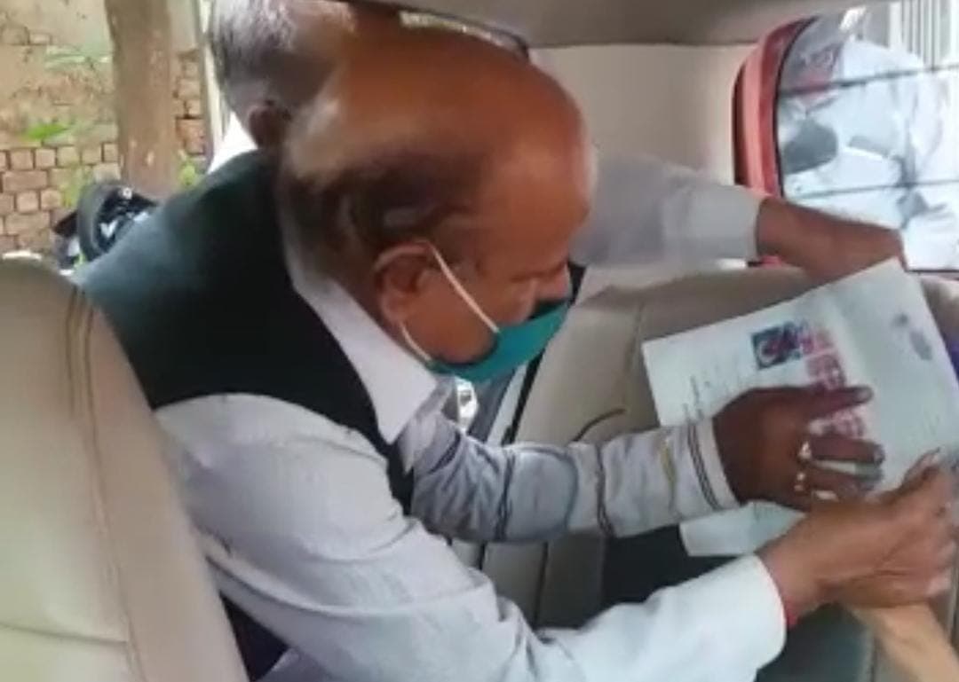 वसीयत के लिए श्मशान घाट पहुंचने से पहले कार रोकी, वकील ने मृत महिला के अंगूठा के निशान लिए, वीडियो हुआ वायरल