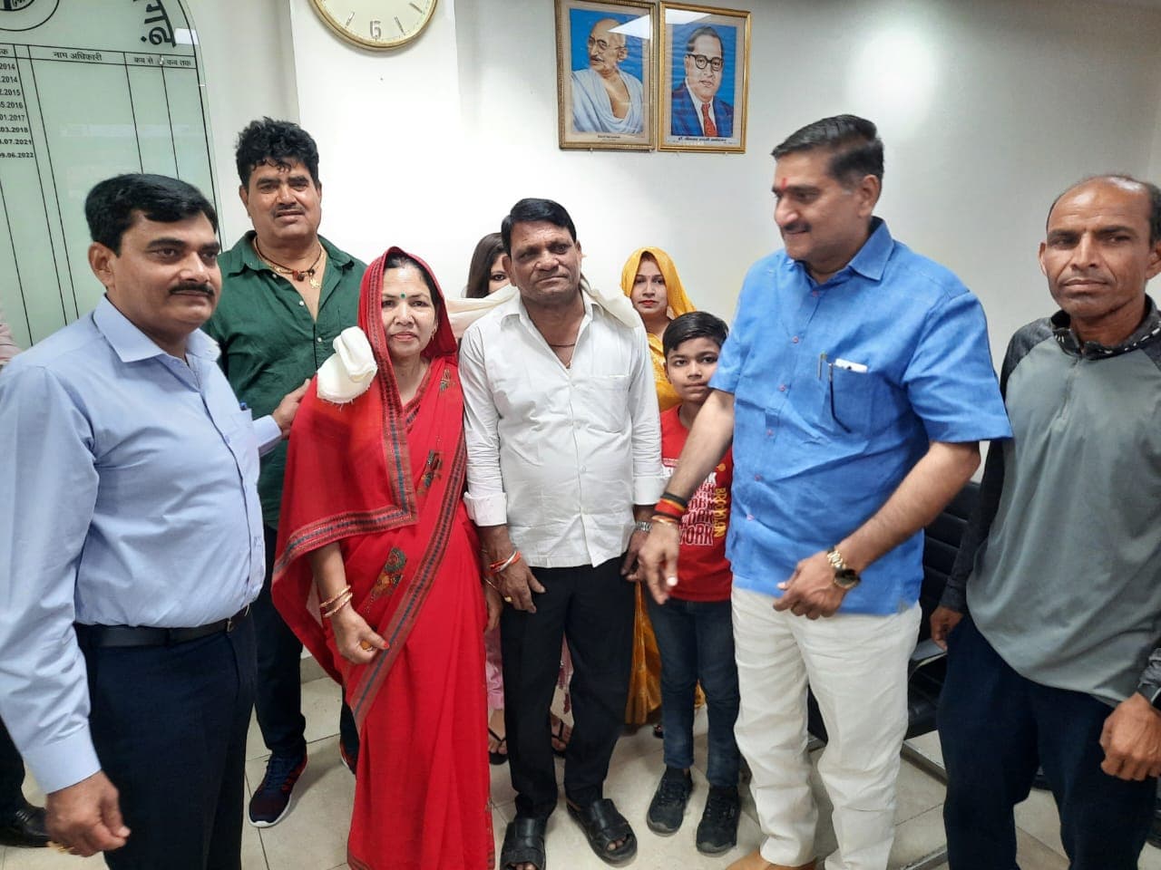 5 गेंद में 5 छक्का लगाकर कोलकाता नाइट राइडर्स को जिताने वाले रिंकू सिंह के माता-पिता का  DM- MP कर रहे सम्मान