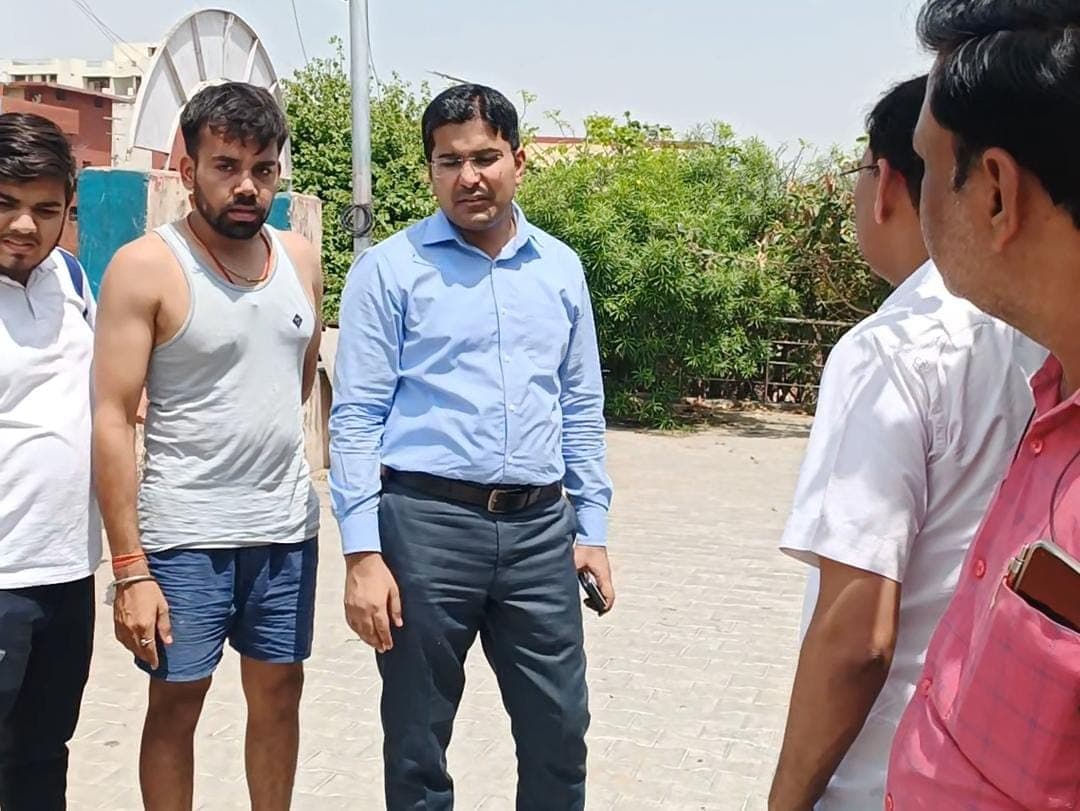 UP News : नदी को देखने पहुंचे नगर आयुक्त को यमुना आरती स्थल पर मिला गाय- भैंसों का झुंड, कार्रवाई की तैयारी