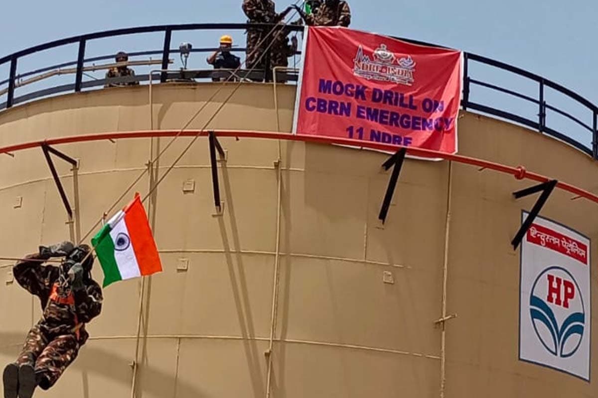 लखनऊ: HPCL अमौसी में  एनडीआरएफ टीम ने किया का मेगा मॉक ड्रिल, देखें शानदार प्रदर्शन