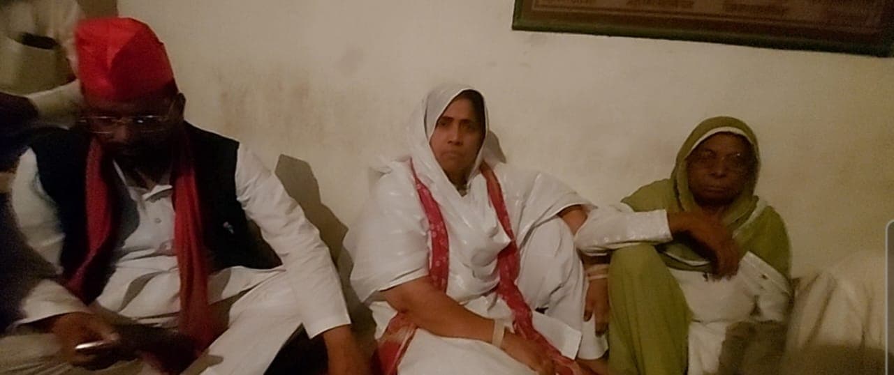 यूपी निकाय चुनाव: टिकट कटने  पर अलीगढ़  में रात को सपा कार्यालय पर पूर्व पार्षदों का हंगामा, पैसे का आरोप