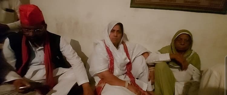 यूपी निकाय चुनाव: टिकट कटने  पर अलीगढ़  में रात को सपा कार्यालय पर पूर्व पार्षदों का हंगामा, पैसे का आरोप