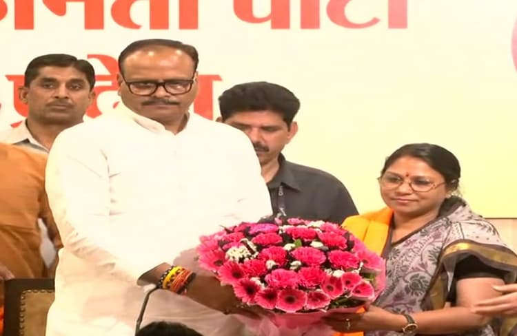 UP Nikay Chunav : नामांकन से एक दिन पहले अखिलेश यादव को झटका, सपा मेयर प्रत्याशी अर्चना वर्मा BJP में शामिल