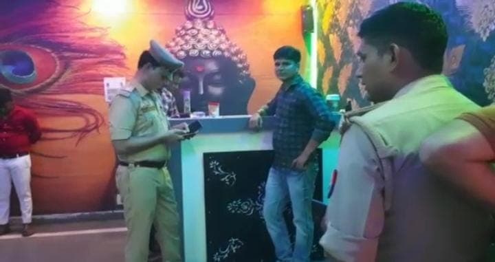 UP News : कानपुर में स्पा की आड़ में चल रहा था  जिस्मफरोशी का धंधा ,पुलिस ने मारा छापा जानें फिर क्या हुआ