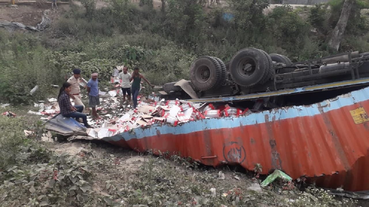 बिहार: शराबबंदी वाले राज्य में बीयर लूटने की मची होड़, पूर्णिया में दिखा गजब नजारा