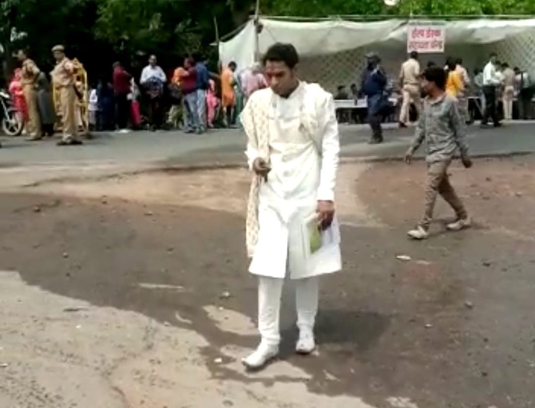 यूपी निकाय चुनाव : पोलिंग पार्टी के स्ट्रांग रूम में सांप, पहले 7 फेरे, फिर ड्यूटी कटवाने पहुंचे दूल्हे राजा