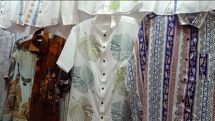 मोरहाबादी के मेगा ट्रेड फेयर में जेठालाल की याद दिला रहे कोलकाता के ये रंगबिरंगे शर्ट्स