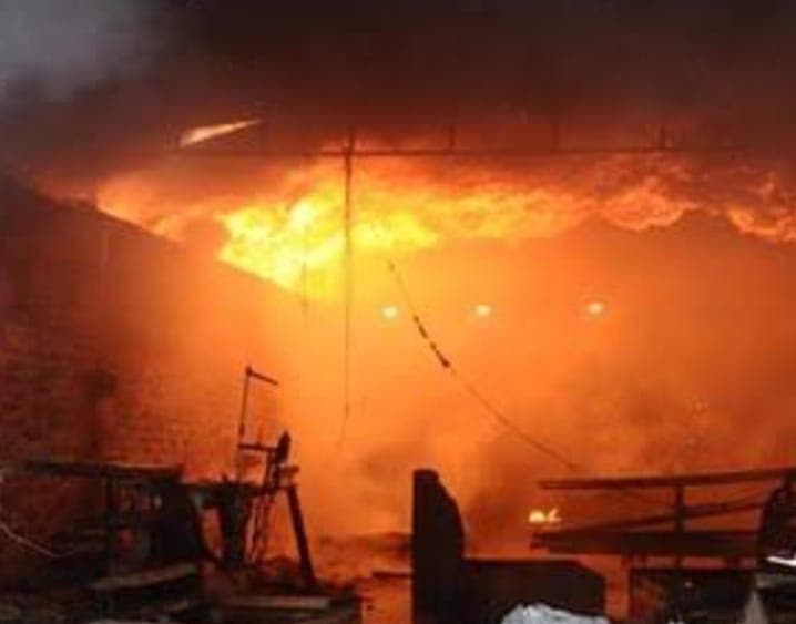 बरेली की अशोका फोम फैक्ट्री में भीषण आग लगने से 4 मजदूर जिंदा जले, कई मजदूरों के फंसे होने की आशंका, बचाव जारी