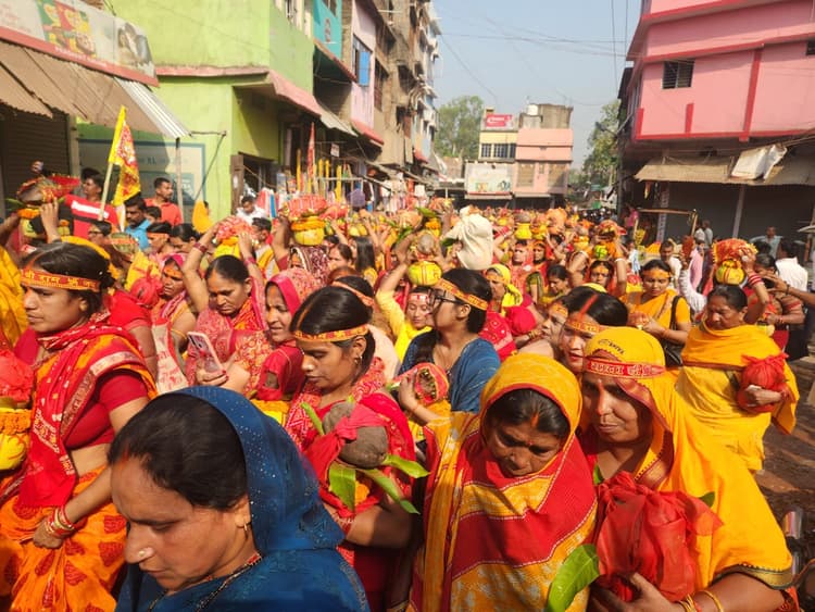 बाबा बागेश्वर के हनुमत कथा से पहले चोरों का आतंक, कलश यात्रा में शामिल श्रद्धालुओं के जेवर उड़ाए