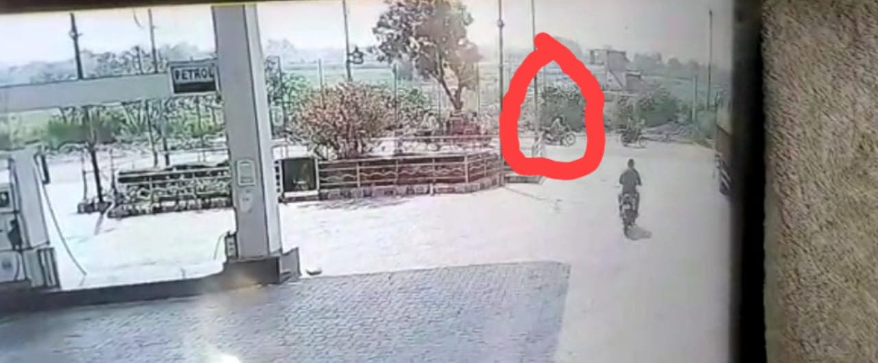 UP News : अलीगढ़  में चलती बाइक पर अचानक आया हार्ट अटैक, 60 वर्षीय व्यक्ति की मौत, वायरल हो रहा वीडियो