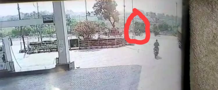 UP News : अलीगढ़  में चलती बाइक पर अचानक आया हार्ट अटैक, 60 वर्षीय व्यक्ति की मौत, वायरल हो रहा वीडियो