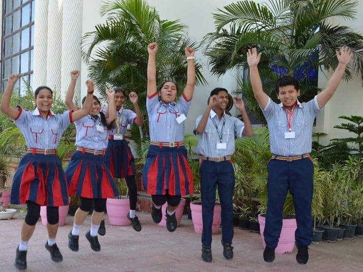 CBSE Result: आगरा में सीबीएससी में 12वीं में मानवेंद्र और खुशी ने किया टॉप, दसवीं में छवि वर्मा ने मारी बाजी