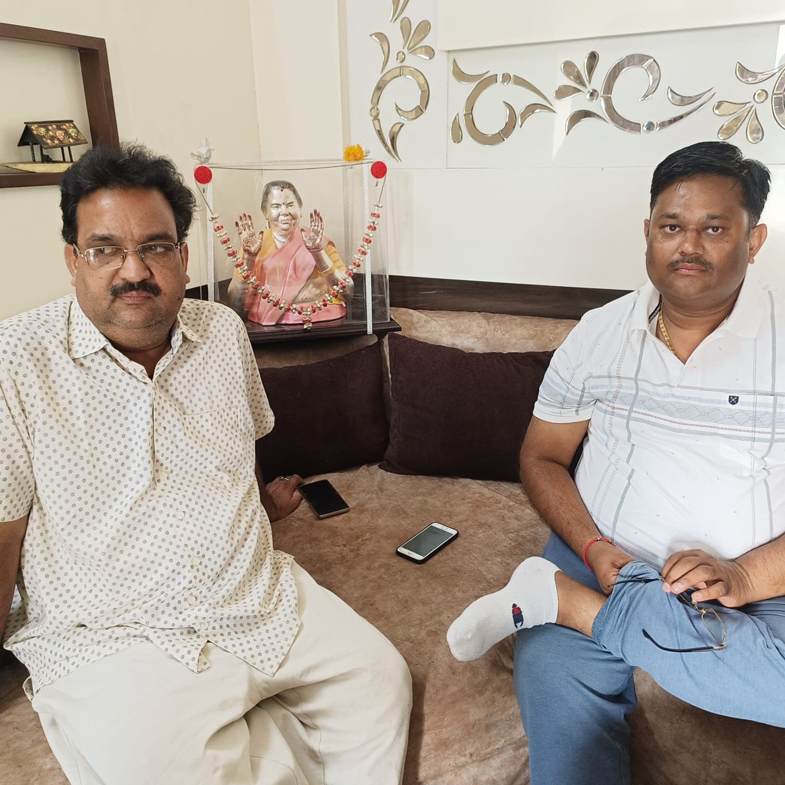 मां को खोया तो सर्राफ कारोबारियों ने घर में स्थापित कर दी मां की चांदी की मूर्ति, रोजाना बैठकर करते हैं याद