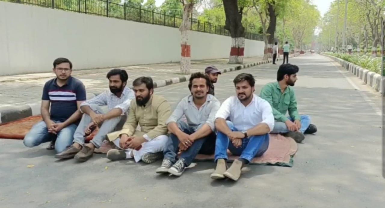 AMU हास्टल में खराब खाने को लेकर छात्रों का फूटा गुबार, VC आवास के सामने ब्रेड-मक्खन रखकर किया विरोध प्रदर्शन