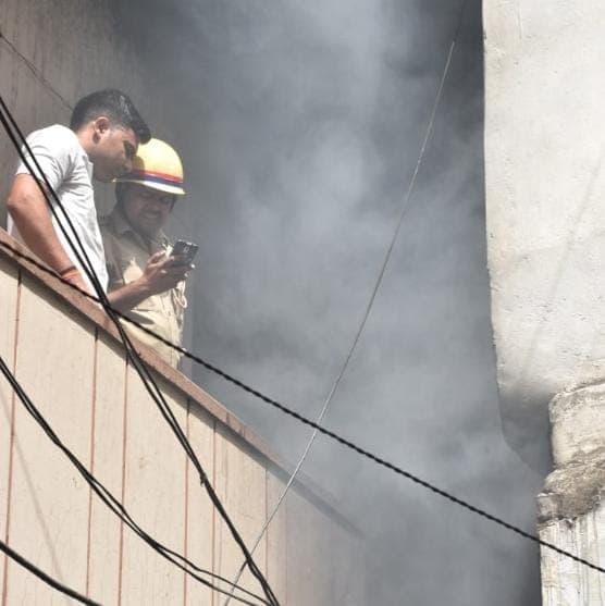 कानपुर में एक बार फिर कपड़ा बाजार में लगी आग, दमकल की आधा दर्जन से अधिक गाड़ियों ने पाया काबू