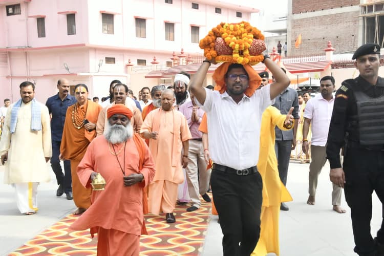 UP News : गोरखनाथ मंदिर में सप्त दिवसीय श्रीमद् भागवत महापुराण कथा, ज्ञान यज्ञ में सीएम योगी ने भी लिया भाग