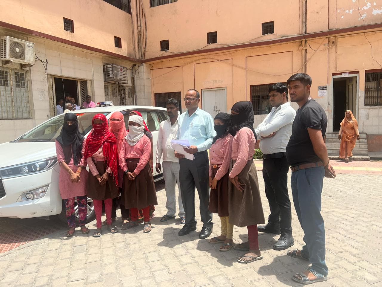 आगरा में टीचर छात्राओं को करता रहा बेड टच,  रिवाल्वर दिखाकर पीठ पर मारता था हाथ , डीएम- सीपी तक पहुंचा मामला