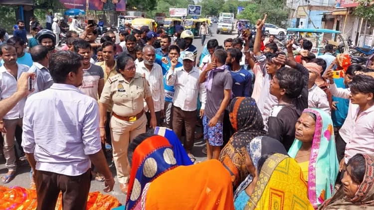 कानपुर न्यूज: फूफा ने भतीजे और बहू को पेट्रोल से जलाकर दी थी मौत, मुआवजे की मांग पर परिजनों ने रोड किया जाम