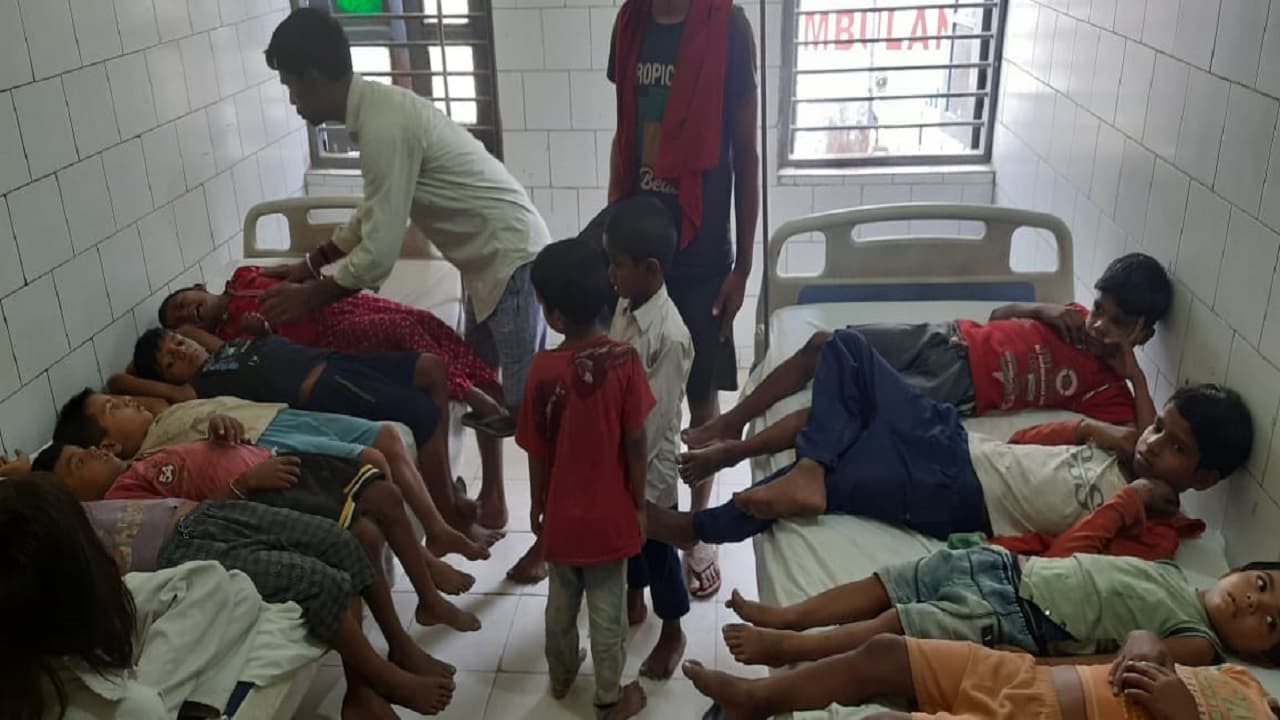 बिहार: छपरा में मिड डे मील की खिचड़ी में गिरी छिपकली, भोजन करके तीन दर्जन बच्चे पड़े बीमार, अस्पताल में भर्ती