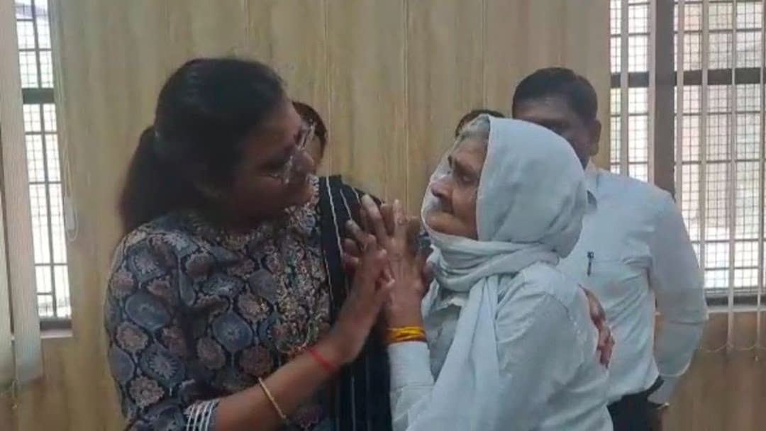 फरियादी अम्मा का आवेदन पढ़कर डीएम ने छोड़ी कुर्सी, भावुकता में गले लगाया और एसडीएम को फोन कर कहा, दूर करो शिकायत