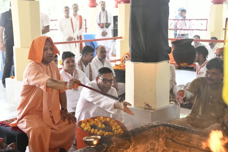 गोरखनाथ मंदिर में 9 देव विग्रहों की प्राण प्रतिष्ठा, CM योगी ने दी श्री लक्ष्मी नारायण महायज्ञ में पूर्णाहुति