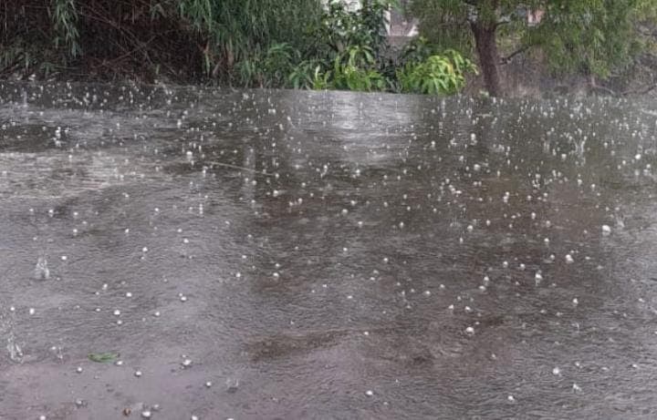 तेज हवाओं के साथ हुई बारिश ने ठंडे किए गर्मी के तेवर, लोगों को मिली राहत. कई मोहल्लों में जलजमाव, बिजली गुल