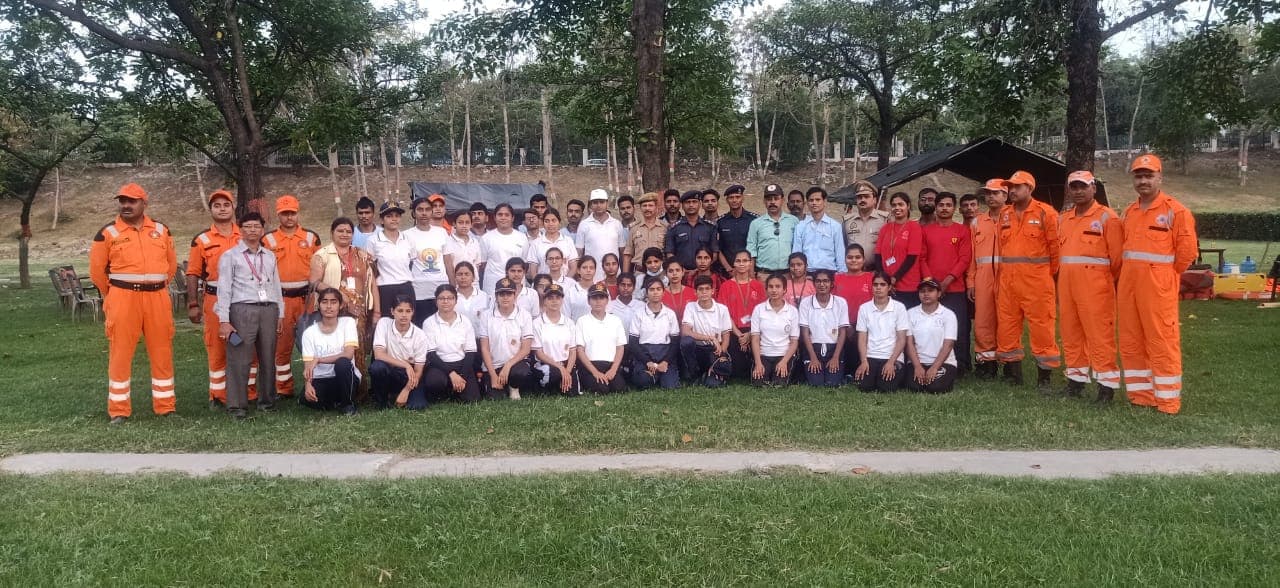 लखनऊ के लक्ष्मण मैदान में लगी आपदा से बचाव की क्लास, डीएम ने देखा बाढ़ में फंसे लोगों को निकालने का हुनर