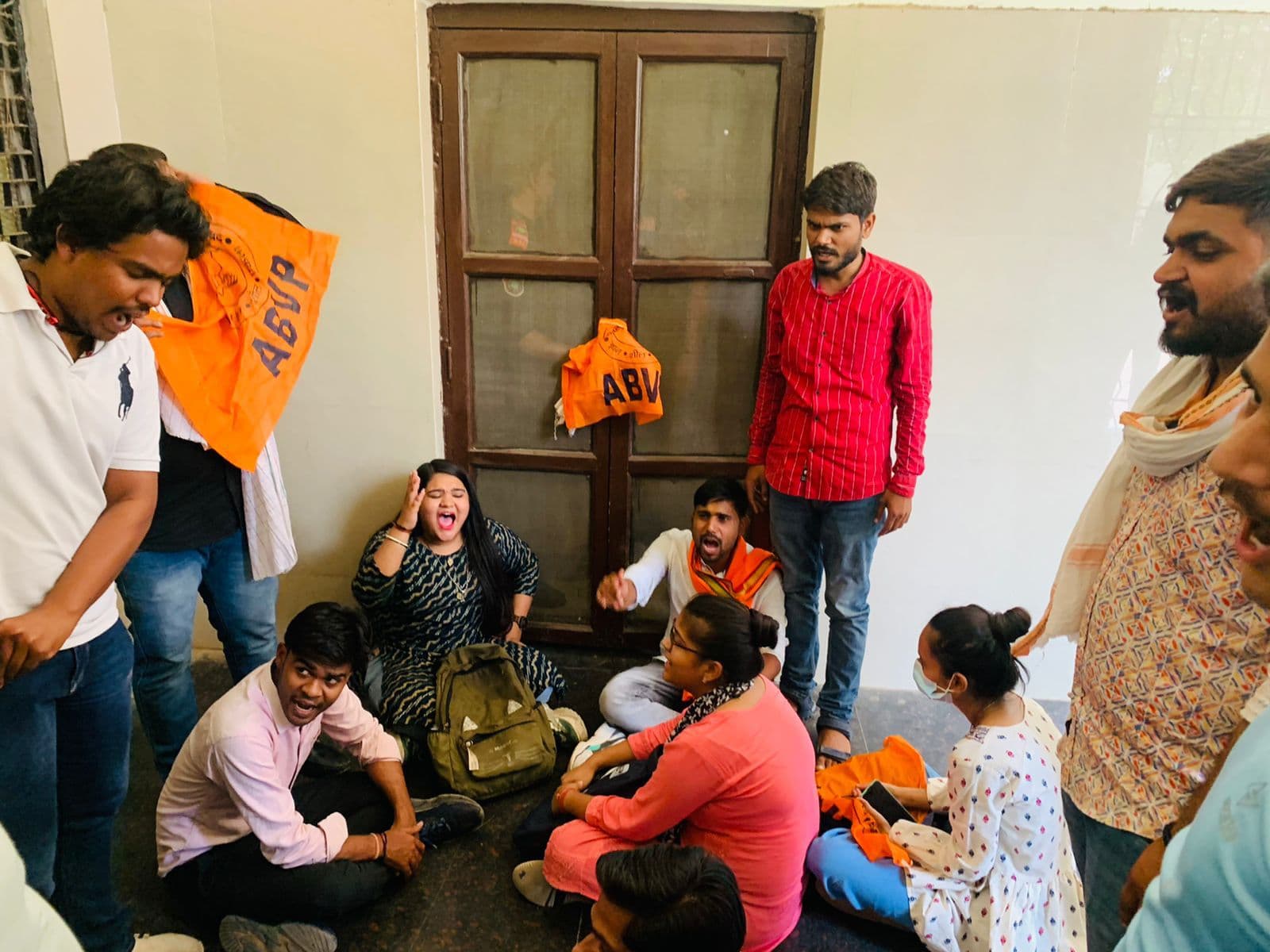 डीबीआरयू में छात्रों ने उपसचिव ममता सिंह को आफिस में किया बंद , कुलसचिव के कार्यालय में भी जड़ा ताला